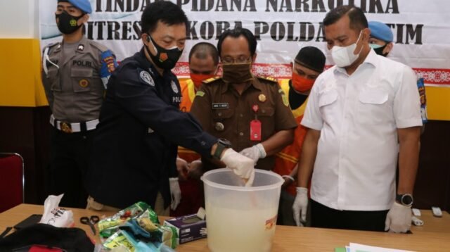 Kabid Humas Polda Kaltim Kombes Pol. Ade Yaya Suryana (baju hitam kiri saat lakukan pemusnahan barang bukti sabu-sabu.(Foto: Ariel, Kaltimku.id)