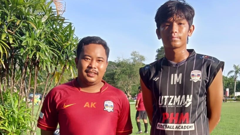 Pelatih Football Academy PHM Andri dan anak asuhnya Ahmad Musyaraf