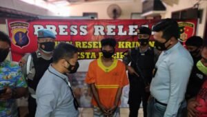 Tersangka GN ,(baju orange) yang nekat mencuri di Asrama Polisi. (Foto: Ariel/Kaltimku.id)