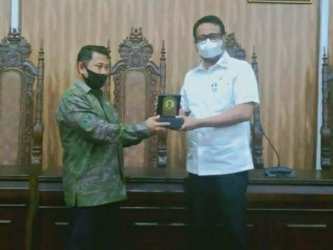 Wakil Ketua DPRD Kaltim Sigit Wibowo (baju batik) memberikan cinderamata kepada Wakil Ketua DPRD Kaltim Sabaruddin Panrecalle. (Foto: istimewa/Kaltimku.id)