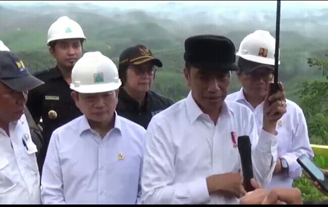 Presiden Joko Widodo saat meninjau lokasi IKN di Kecamatan Sepaku, (17/12/2019) didampingi Bupati PPU, Abdul Gofur Mas'ud dan sejumlah Menteri
