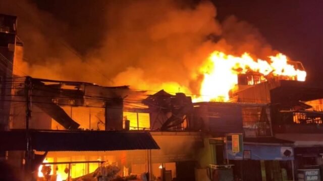4-ruko-terbakar-di-prapatan-balikpapan