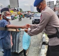 Berita Kaltim Terkini - Polda Kaltim Beri Sembako Kakek Pendorong Gerobak