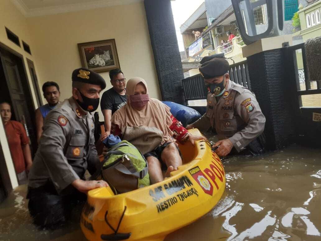 TNI-POLRI-Bantu-Korban-Banjir