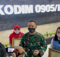 dandim 0905/bpp berikan penghargaan kepada 2 warga Balikpapan