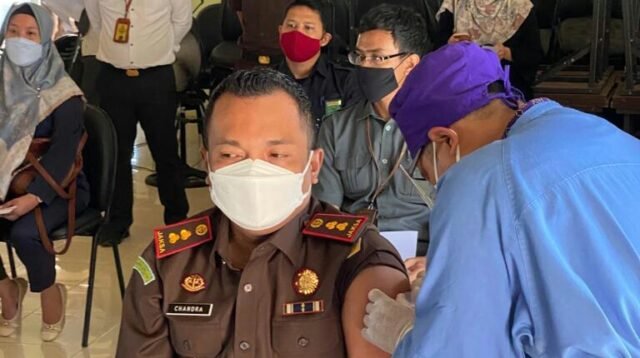 Berita Kaltim Hari ini - Kepala Kejaksaan Negeri PPU Chandra Eka Yustisia dan puluhan pegawai jalani vaksinasi Covid-19 di RSUD RAPB, Senin (15/03)