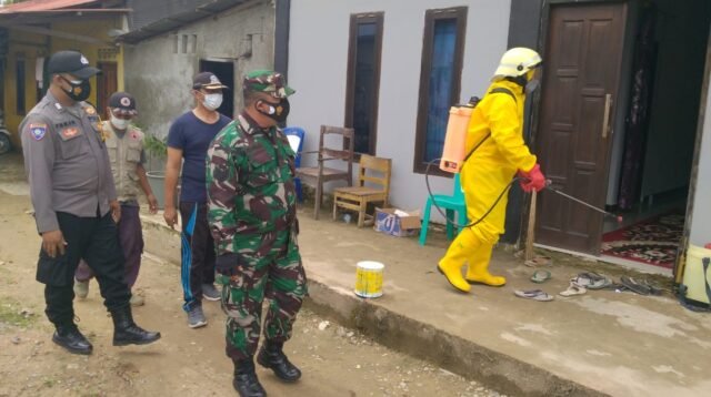 Berita Kaltim Terkini - Personel Polsek Palaran Polres Samarinda bersama anggota TNI, LPM, BPBD dan sejumlah relawan serta RT setempat, melakukan penyemprotan disinfektan di kawasan RT 02 RT 03 dan RT 09 Kelurahan Rawa Makmur Kecamatan Palaran