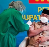 Berita Kukar Terkini - Bupati Kabupaten Kutai Kartanegara (Kukar) Edi Damansyah, di suntik vaksin