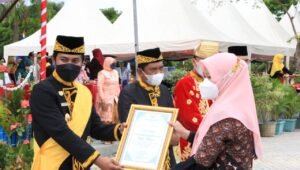 Prosesi pemberian penghargaan kepada salah satu pelaku usaha oleh Bupati PPU Abdul Gofur Mas’ud, di damping Wakil Bupati Hamdam, Ketua DPRD John Kenedi dan Sekda Muliadi, Kamis (11/03) kemarin.