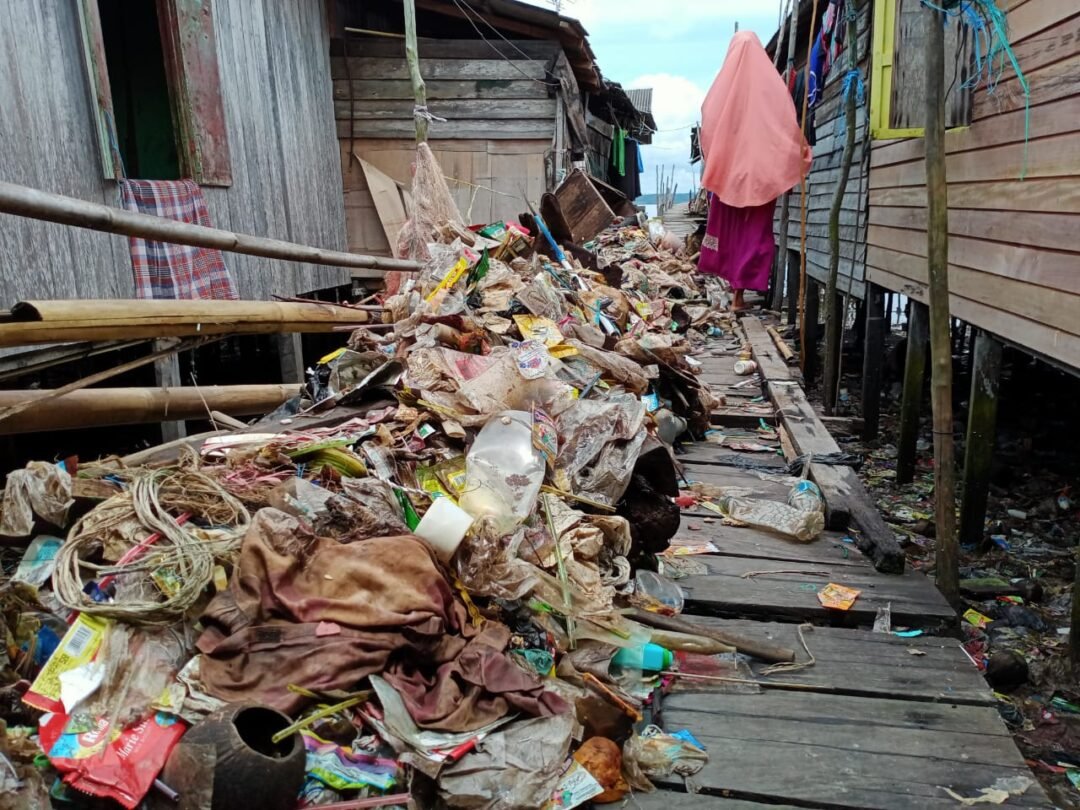 Tumpukan sampah yang berhasil diangkat dari kolong rumah warga