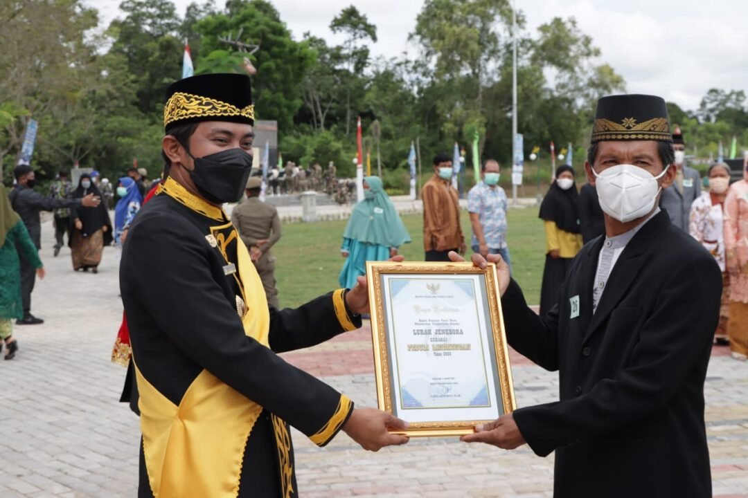 Masrani terima penghargaan di bidang lingkungan hidup dari Bupati PPU Abdul Gofur Mas'ud (AGM) saat peringatan HUT PPU ke 19 (11/03).