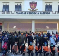 Berita Kaltim Terkini - Ngopi Kemanusiaan Ala Dansat Brimob Kaltim Bersama Relawan Respons Bencana