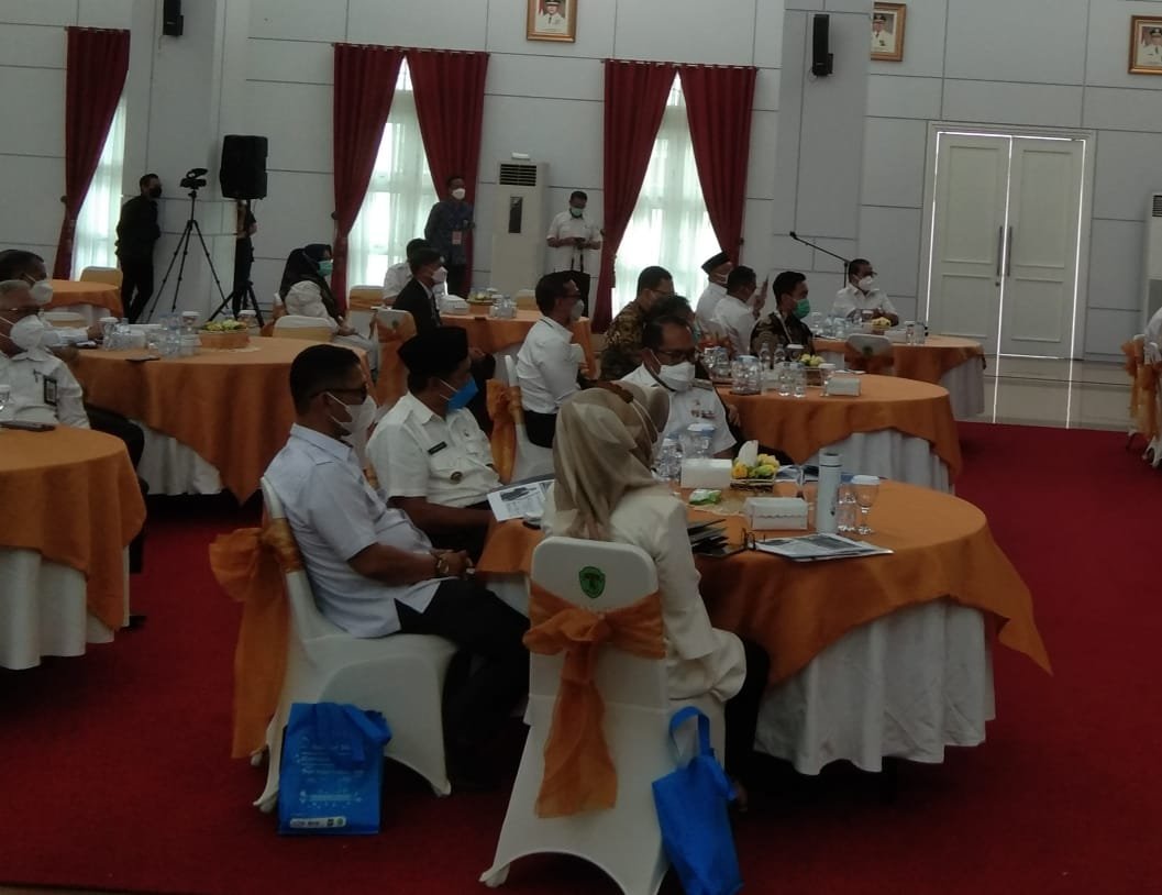 Wakil Bupati PPU, Hamdam dan Pelaksana Tugas Sekda PPU, Muliadi saat mengikuti rapat koordinasi pengawasan keuangan dan pembangunan, di Gedung Lamin Etam Provinsi Kaltim, Rabu (31/03).