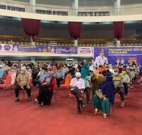 Berita Kaltim Terkini - Sejumlah masyarakat antre menunggu panggilan akan di vaksin.