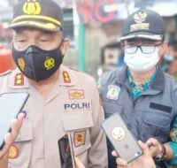 Berita Balikpapan Hari Ini - Kapolsek Balbar, AKBP Imam Tauhid dan Camat Balbar, Arif Fadilah memberikan keterangan pers seputar musibah kebakaran Gunung Polisi. (Kaltimku/Ariel S)