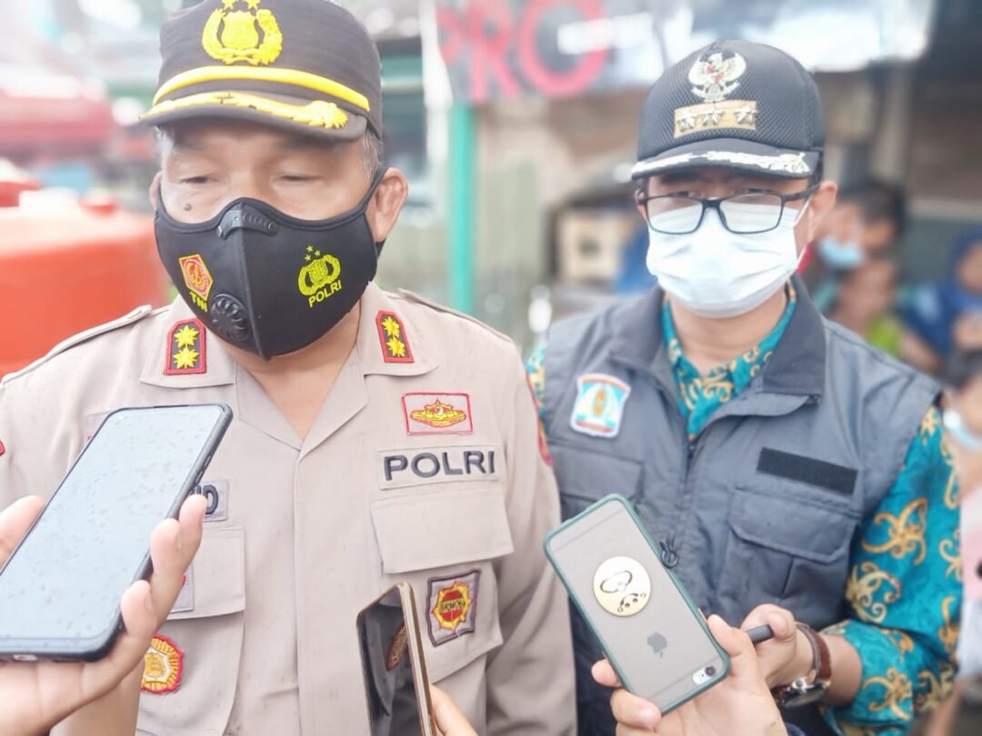 Berita Balikpapan Hari Ini - Kapolsek Balbar, AKBP Imam Tauhid dan Camat Balbar, Arif Fadilah memberikan keterangan pers seputar musibah kebakaran Gunung Polisi. (Kaltimku/Ariel S)