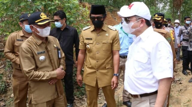 Berita Kaltim Terkini - Menteri PPN/Kepala Bappenas, Suharso Monoarfa didamping Bupati PPU Abdul Gofur Mas'ud saat tinjau lokasi titik istana negara di kecamatan Sepaku, Senin (12/04/2021) (Humas).