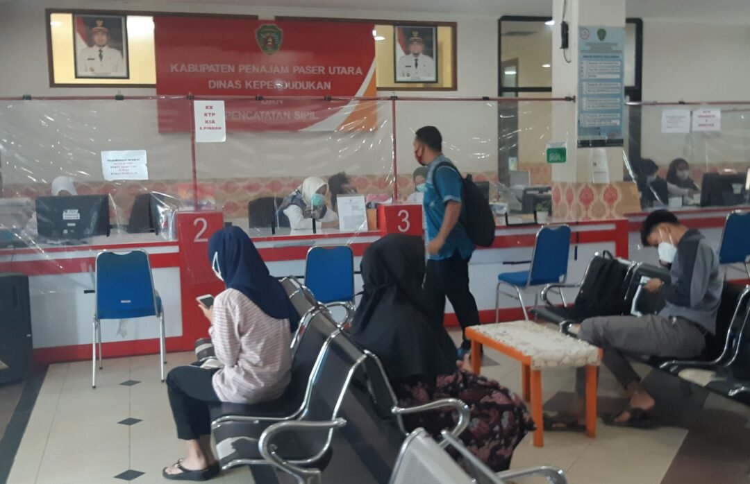 Suasana pelayanan adminduk di kantor Dukcapil Kabupaten PPU.