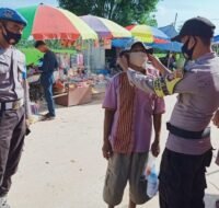 Berita Kaltim Terkini - Personel Polsek Babulu pasangkan masker kepada warga yang tidak mematuhi salah satu protokol kesehatan