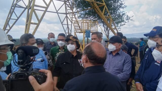Berita Kaltim Terkini - Tinjauan Menteri Lingkungan Hidup dan Kehutanan (LHK) Siti Nurbaya Bakar bersma rombongan di titik 0 IKN, Kecamatan Sepaku, Sabtu (03/04).