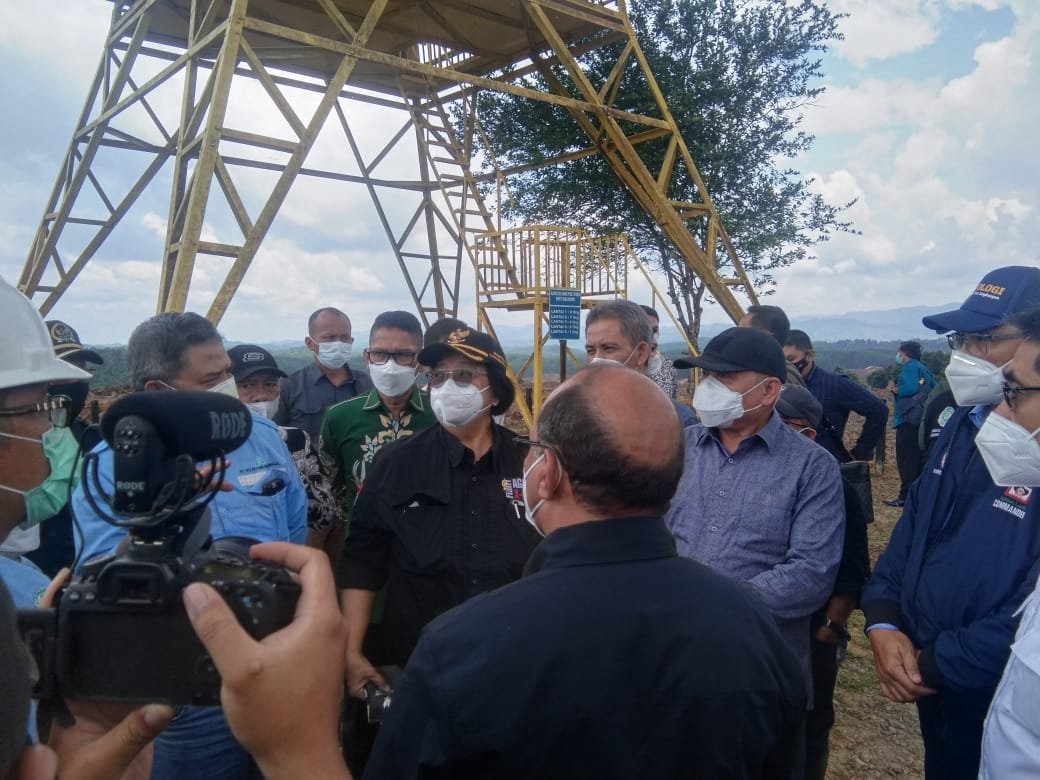 Berita Kaltim Terkini - Tinjauan Menteri Lingkungan Hidup dan Kehutanan (LHK) Siti Nurbaya Bakar bersma rombongan di titik 0 IKN, Kecamatan Sepaku, Sabtu (03/04).