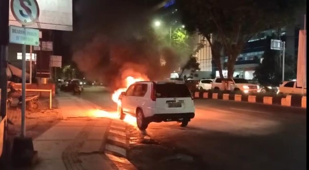 Berita Kaltim Terkini - Mobil Terbakar, Sempat Bikin Panik Warga