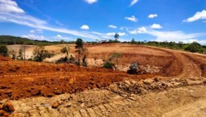 Land clearing lahan sirkuit di KM 05 Desa Giripurwa Kecamatan Penajam.