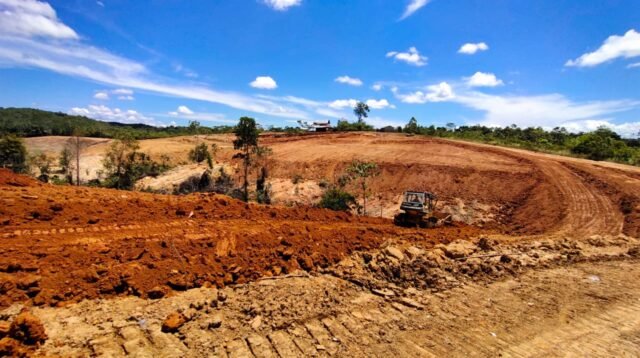 Land clearing lahan sirkuit di KM 05 Desa Giripurwa Kecamatan Penajam.