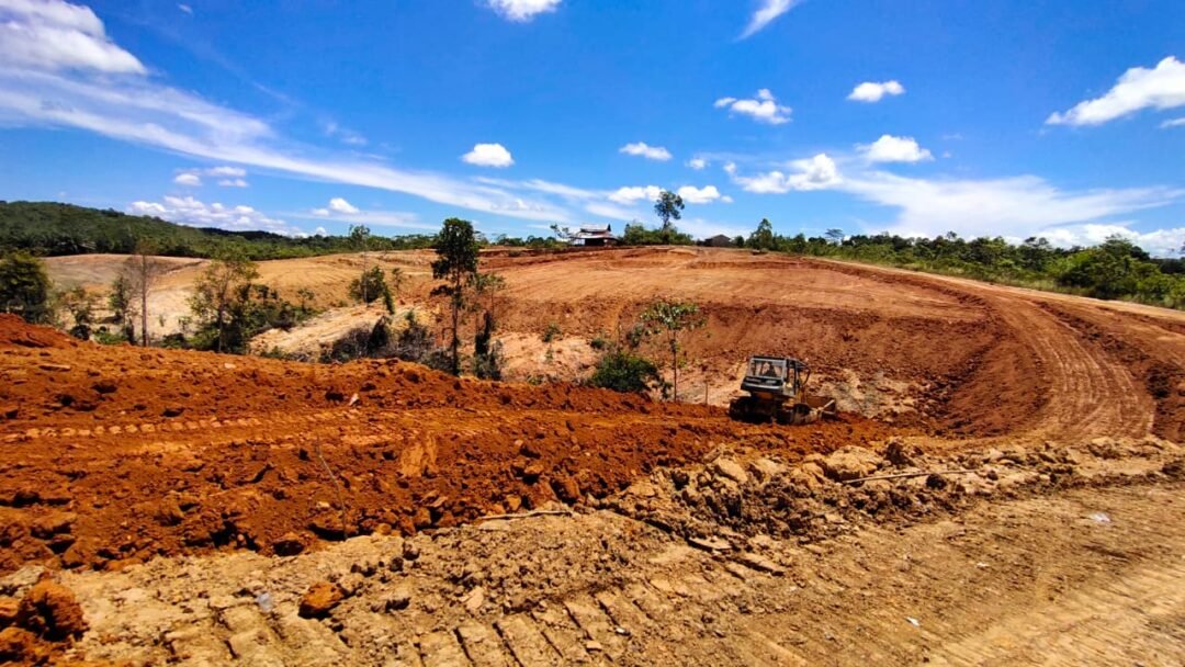 Land clearing lahan sirkuit di KM 05 Desa Giripurwa Kecamatan Penajam.