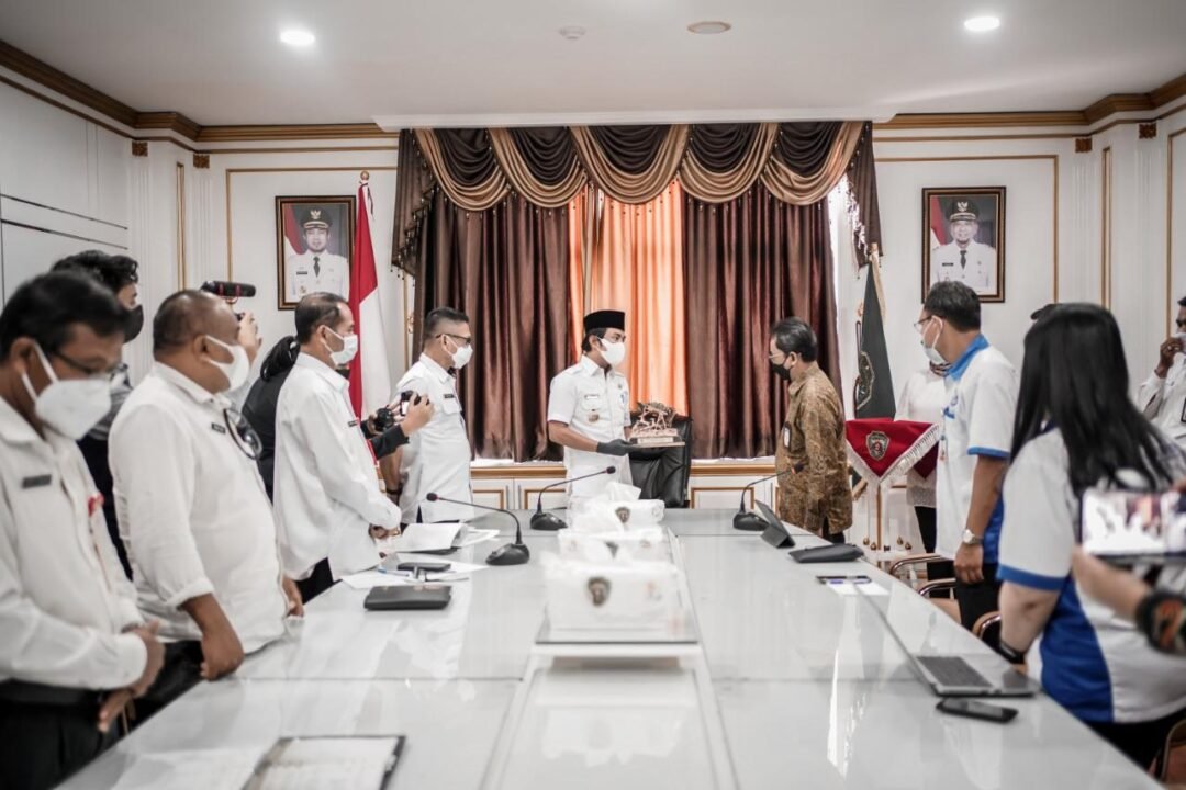 Berita Kaltim Terkini - Bupati PPU, Abdul Gofur Mas'ud terima kunjungan Kepala Kantor Bank Indonesia Perwakilan Balikpapan membahas percepatan dan perluasan digitalisasi daerah, di ruang rapat bupati, Rabu (14/04/2021) (Humas)