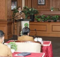 Asisten III Bidang Administrasi Umum, Surodal Santoso saat konsultasi publik Perubahan RPJMD 2018-2023 di Aula Lt 1 Kantor Sekkab PPU (26/04). (Humas)