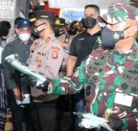 Berita Kaltim Terkini - Pangdam VI/Mulawarman Mayjen TNI Heri Wiranto, dan Kapolda Kaltim Irjen Pol Drs Herry Rudolf Nahak, membagikan masker