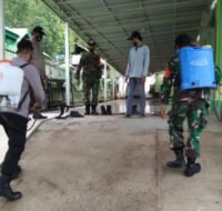 Berita Kaltim Terkini - Tim gabungan semprotkan cairan disinfektan di sekitar masjid sebagai sarana umum.