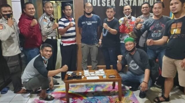 Berita Kaltim Terkini - Tampak pelaku dan barang bukti (BB) narkoba yang diamankan personel Polsek Astambul Kabupaten Banjar, Kalsel.