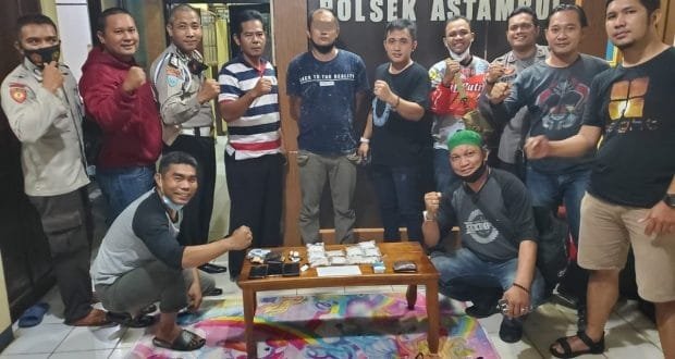 Berita Kaltim Terkini - Tampak pelaku dan barang bukti (BB) narkoba yang diamankan personel Polsek Astambul Kabupaten Banjar, Kalsel.