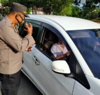 Berita Kaltim Terkini - Salah seorang personel Polres Berau memberikan imbauan/edukasi kepada pengendara mobil