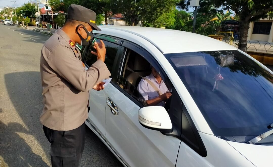 Berita Kaltim Terkini - Salah seorang personel Polres Berau memberikan imbauan/edukasi kepada pengendara mobil