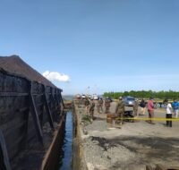 Proses pemasangan garis polisi di area loading batubara di Pelabuhan Buluminung.