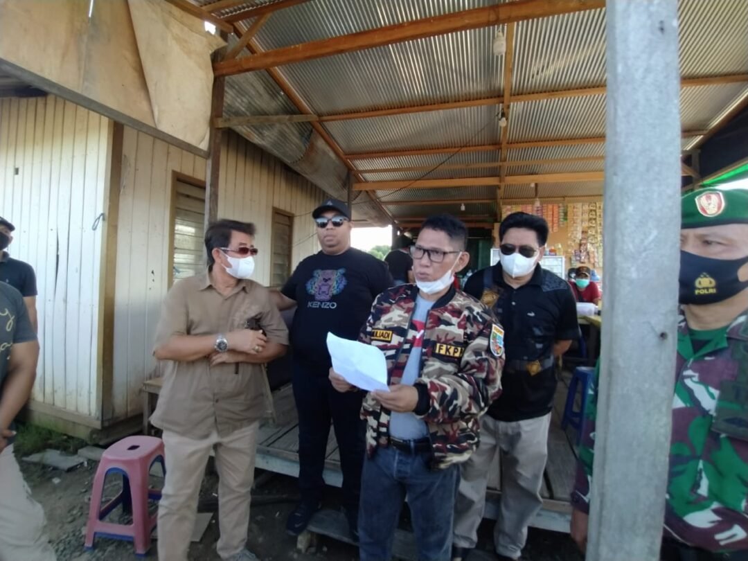 Plt Sekda Muliadi memberikan keterangan kepada awak media.
