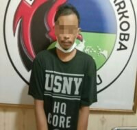 Tersangka EJ (30) diamankan polisi setelah kedapatan menyimpan ratusan butir double L.