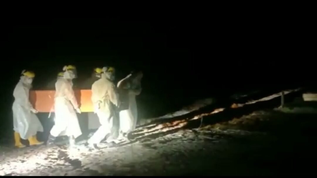 Proses pemakaman dua pasien terkonfirmasi covid-19, di Komplek Pemakaman Terpadu Nenang, Kecamatan Penajam, pada Minggu (02/05).