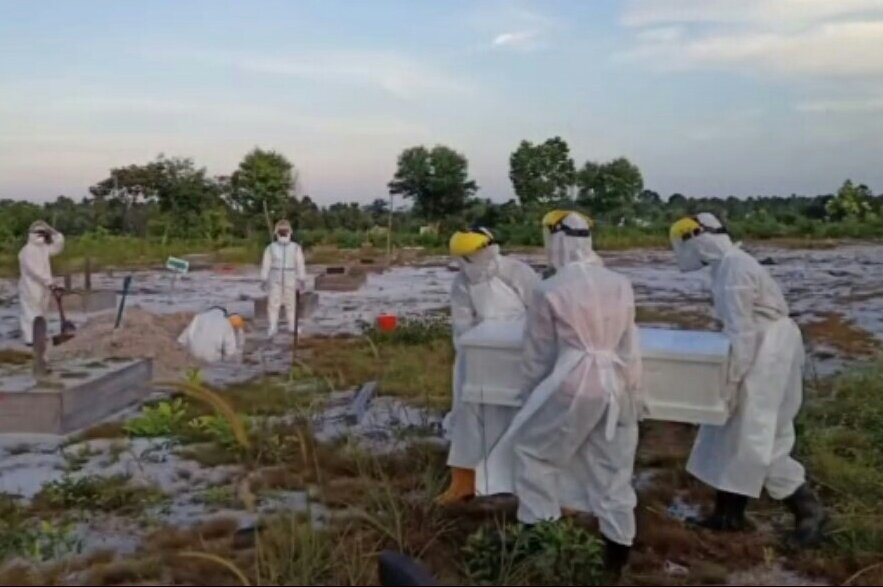 Proses pemakaman balita terpapar Covid di Pemakaman Terpadu Km 4 Nenang, Kecamatan Penajam.