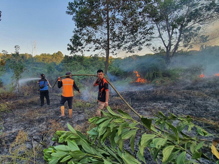 Proses pemadaman kebakaran lahan di Rt 08 Desa Giripurwa Kecamatan Penajam, Kamis (03/06).