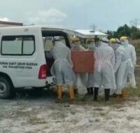 Proses pemakaman pasien Covid-19 di Pemakaman Terpadu Kilometer 4 Nenang, Kecamatan Penajam.