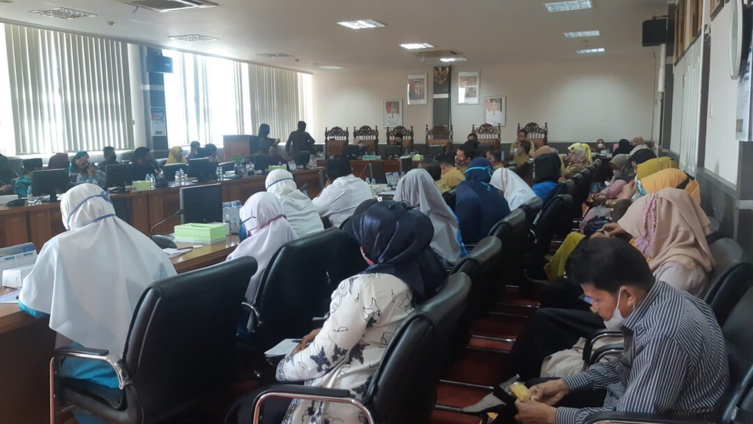 Rapat Dengar Pendapat (RDP) antara DPRD, Pemerintah Daerah dan ratusan guru PAUD di Kantor DPRD PPU (21/06/2021).