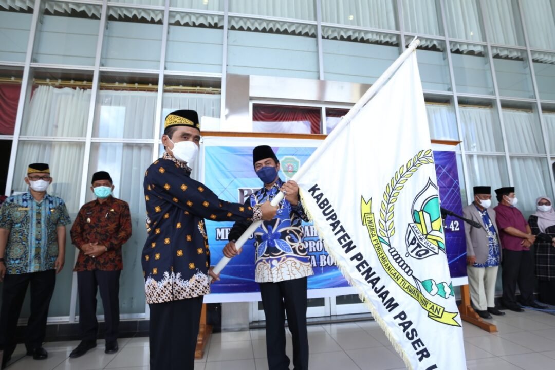 Penyerahan bendera kontingen sebagai tanda keberangkatan kafilah PPU berloma di MTQ Tingkat Provinsi Kaltim ke-42 di Kota Bontang.