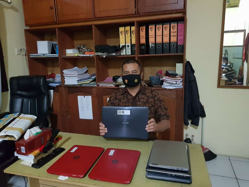 Kasatreskrim Polres PPU Iptu Dian Kusnawan menunjukan barang bukti kejahatan yang dilakukan kedua pelaku.