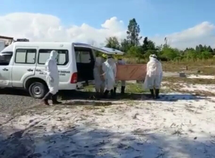 Proses pemakaman pasien Covid19 di Pemakaman Terpadu Km 4 Nenang Kecamatan Penajam.