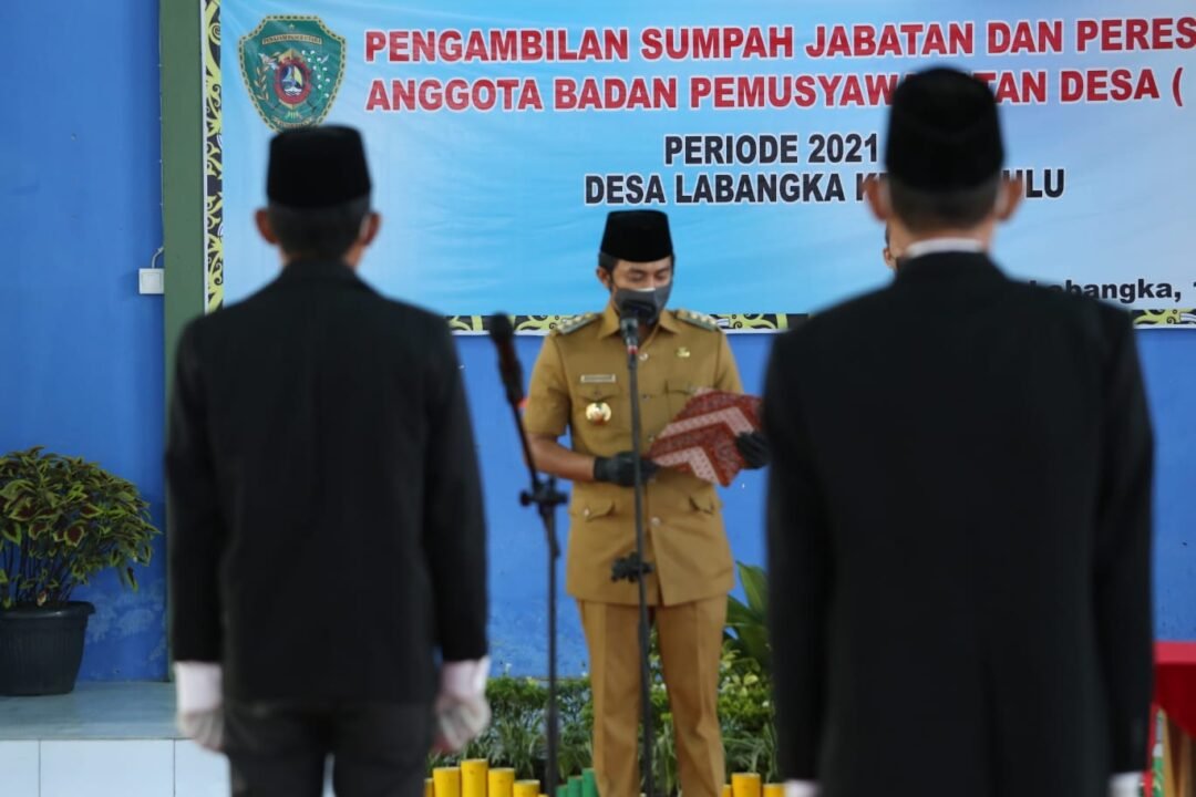 Bupati PPU Abdul Gafur Mas'ud (AGM) saat melantik tujuh anggota BPD Desa Labangka Kecamatan Babulu, Senin (19/07).