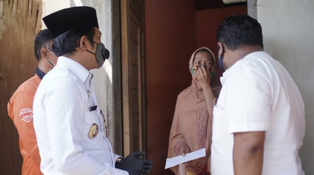 Bupati Penajam Paser Utara (PPU) Abdul Gafur Mas'ud (AGM) mendatangi rumah KPM untuk menyerahkan bantuan berupa beras dan uang tunai.